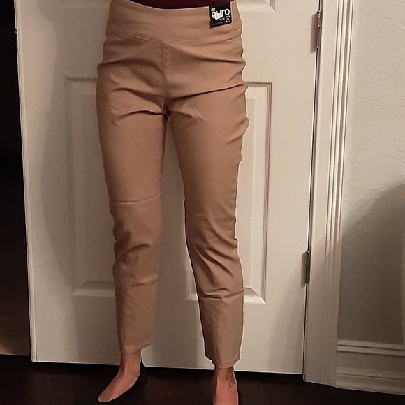 Euro Classic - Size 8 - Highrise pants with Lace on the back bottom - Picture 1 of 4